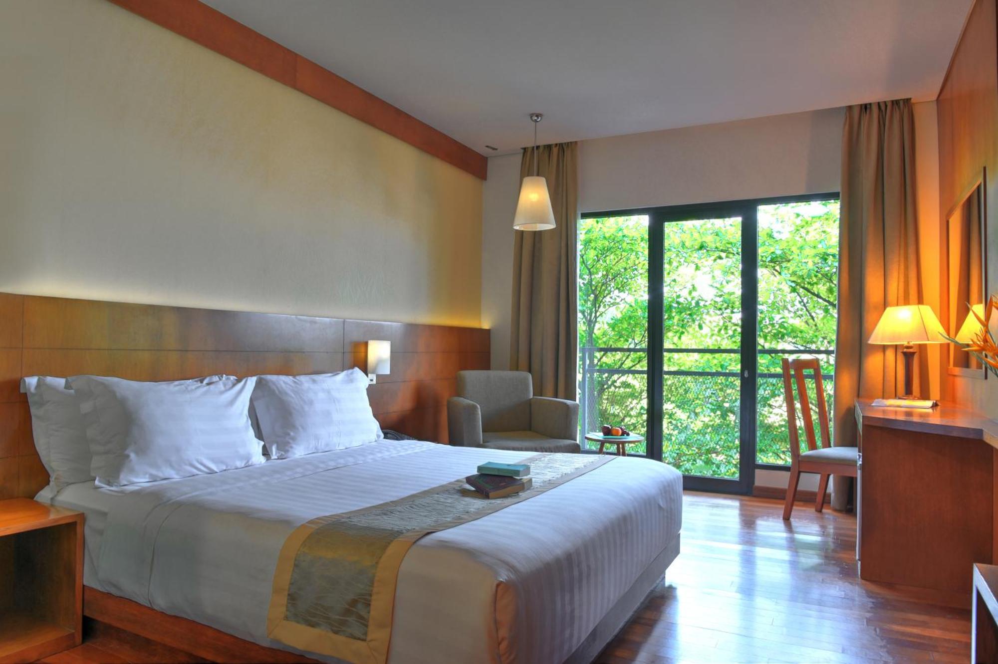 Oak Tree Emerald Hotel & Coventions Semarang Eksteriør billede